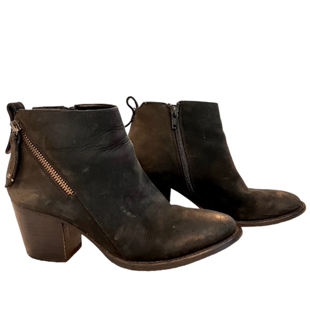 Blondo waterproof ankle boots w/side zippers. Normal wear w/scuffs here & there